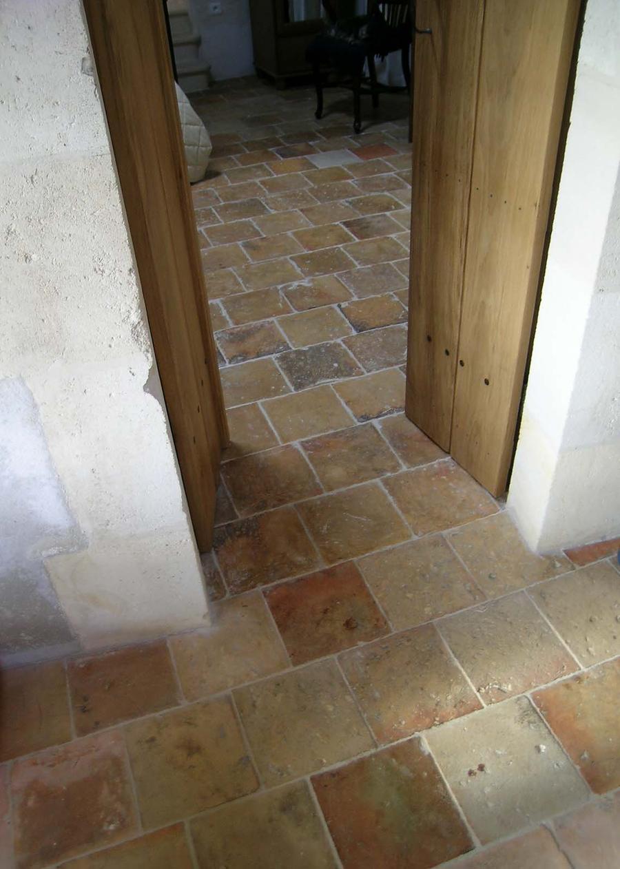 Carrelage ancien de Gironde (33) en terre cuite, section 28cm/28cm posé à joints sérrés et ciré
