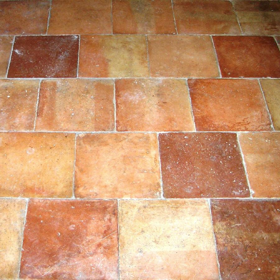 Carrelage ancien de couleur jaune paille à rouge
