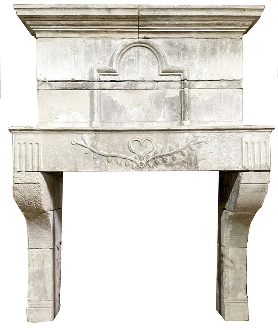 Importante cheminée ancienne à trumeau Charentaise en pierre calcaire blanche