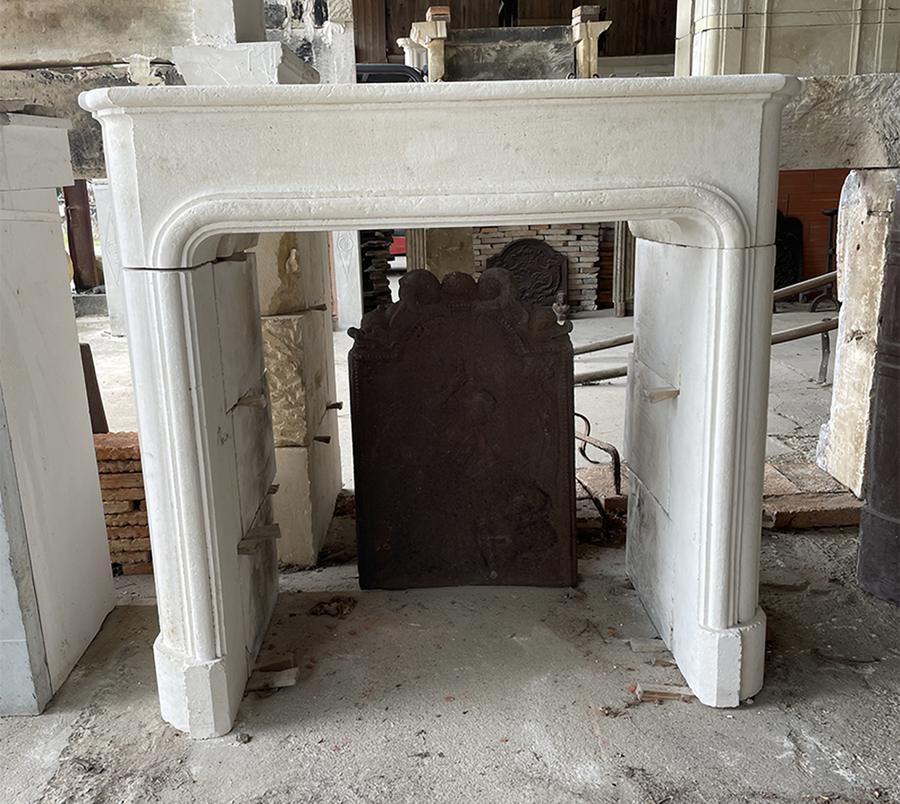 Cheminée basse, copie d'ancien modèle Louis XIV en pierre de Charente. Cheminée á boudin , moulure qui entour le foyer. Dimensions modulables