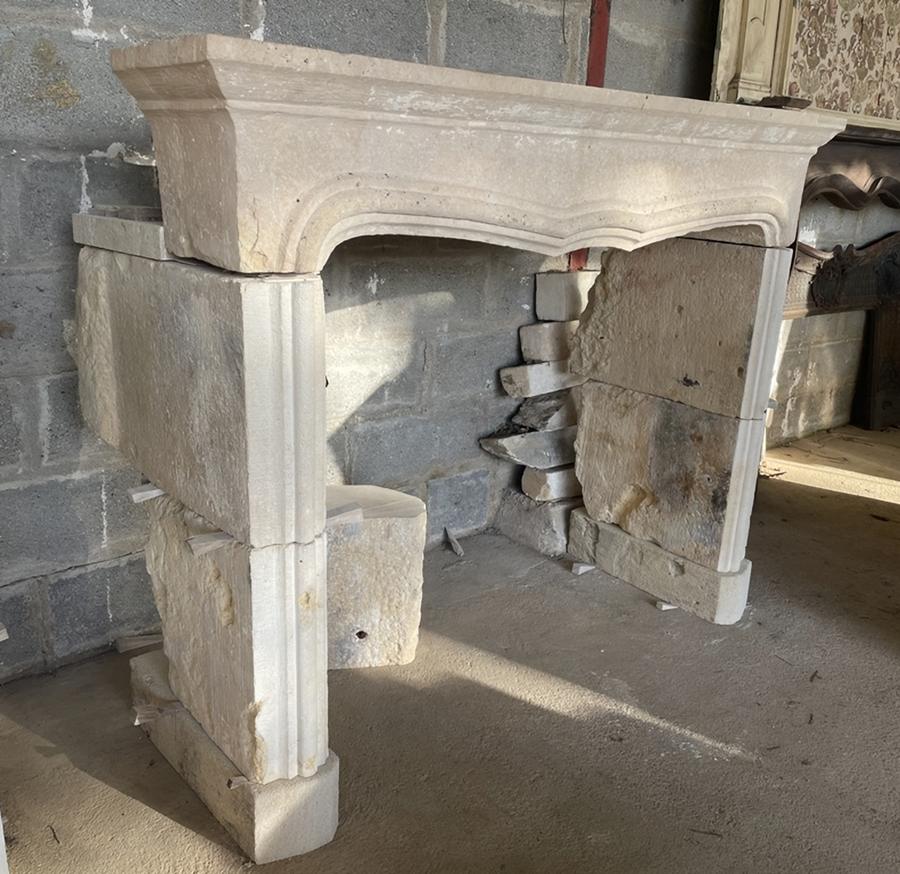 Ancienne cheminée basse d'époque XVIIIeme
