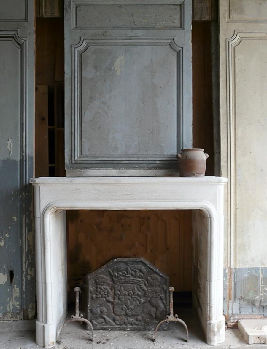 Réédition d'un model de cheminée basse ancienne de style LXIV en pierre de Jonzac , vieillit et patiné