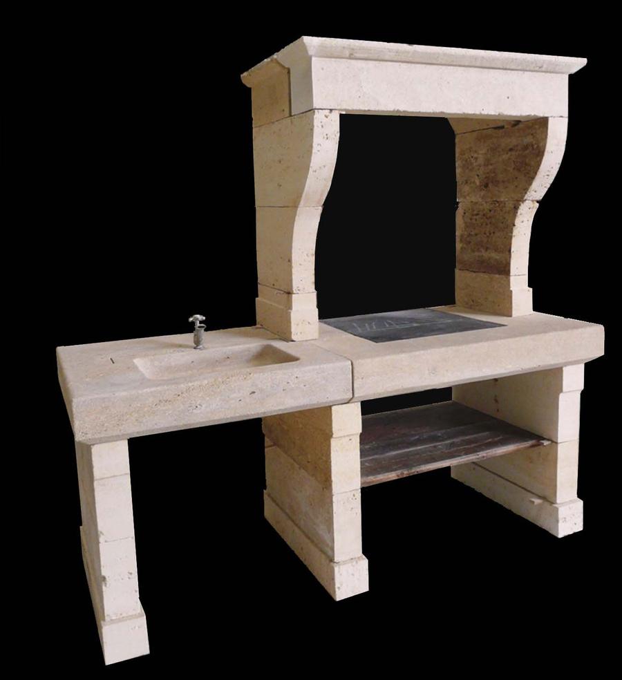Cuisine d'appoint realisée à partir de pierres anciennes et bois. Inscrustation d'un évier et d'une petite cheminée basse en pierre