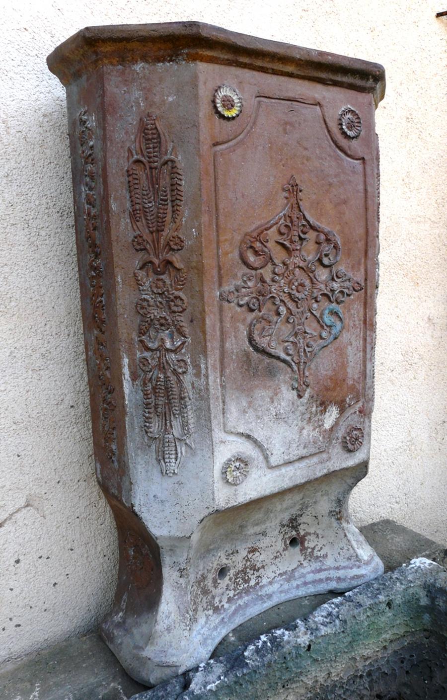 Récepacle de fontaine en terre cuite