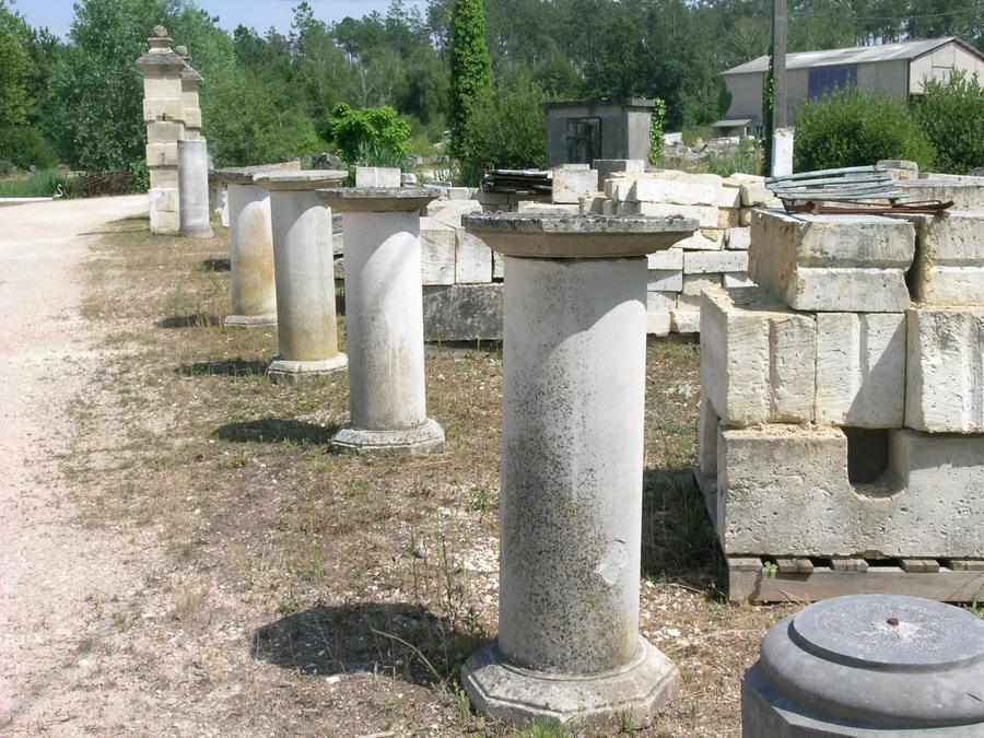 4 colonnes de jardin, socles de statue, stèles, supports de poterie