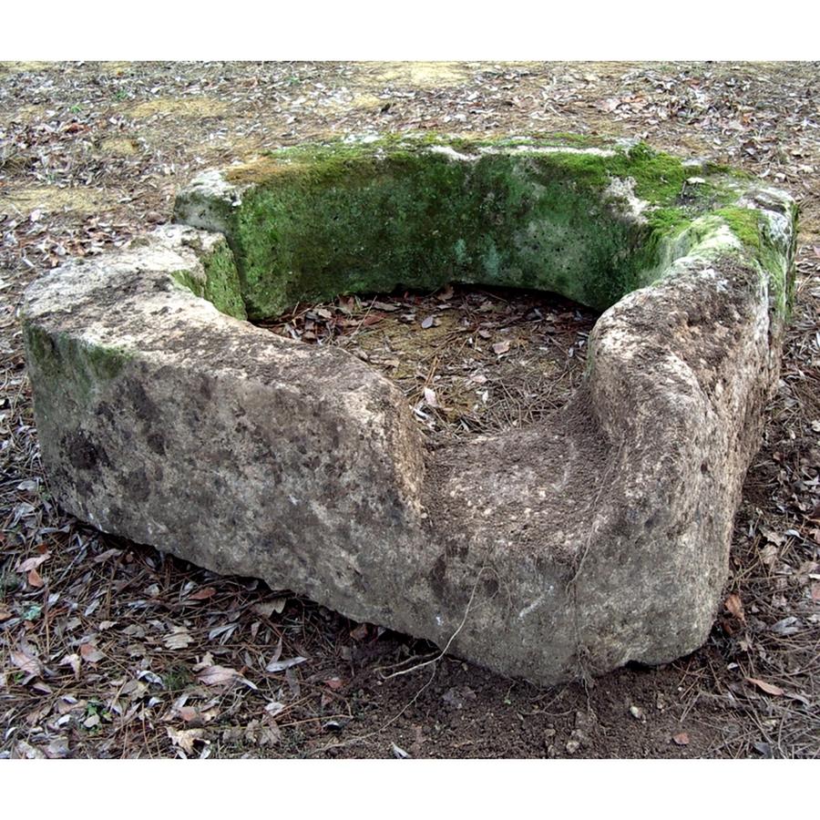 Ancien puits en pierre de Saintonge