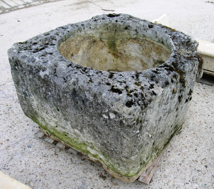 Puits ancien monolithe en pierre de Charente