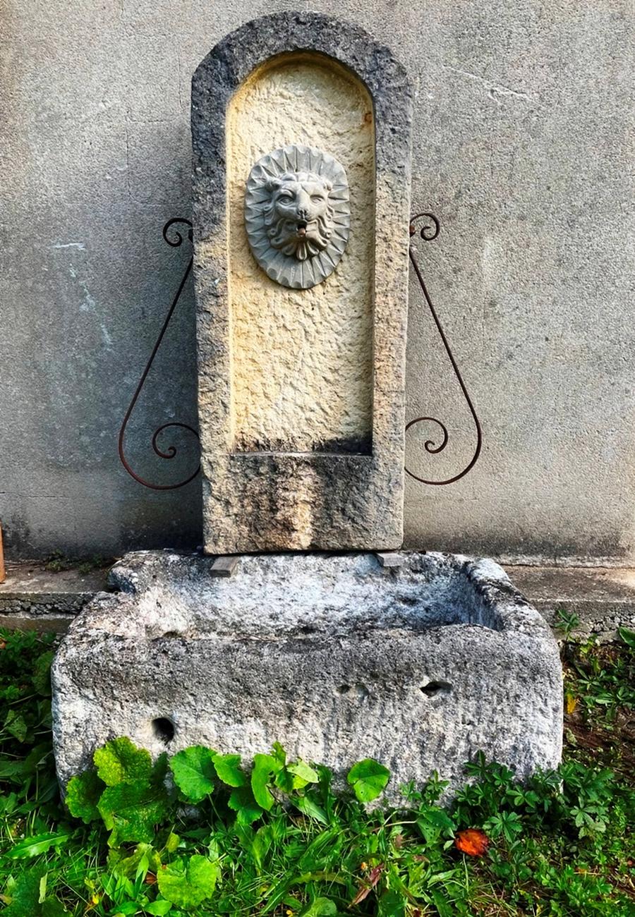 Fontaine murale composée d'un fronton monolithe et d'un bac ancien