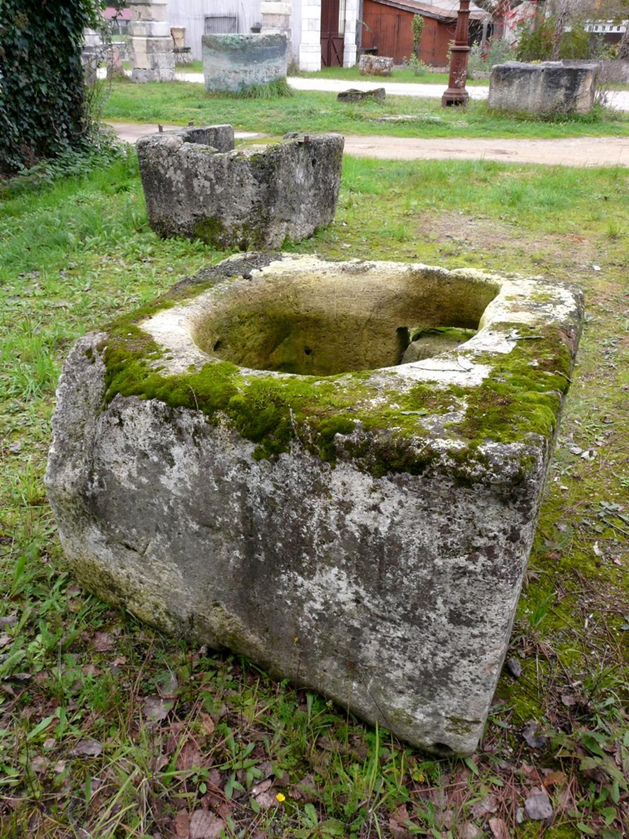 Ancien petit puits monolithe retourné au XIXème