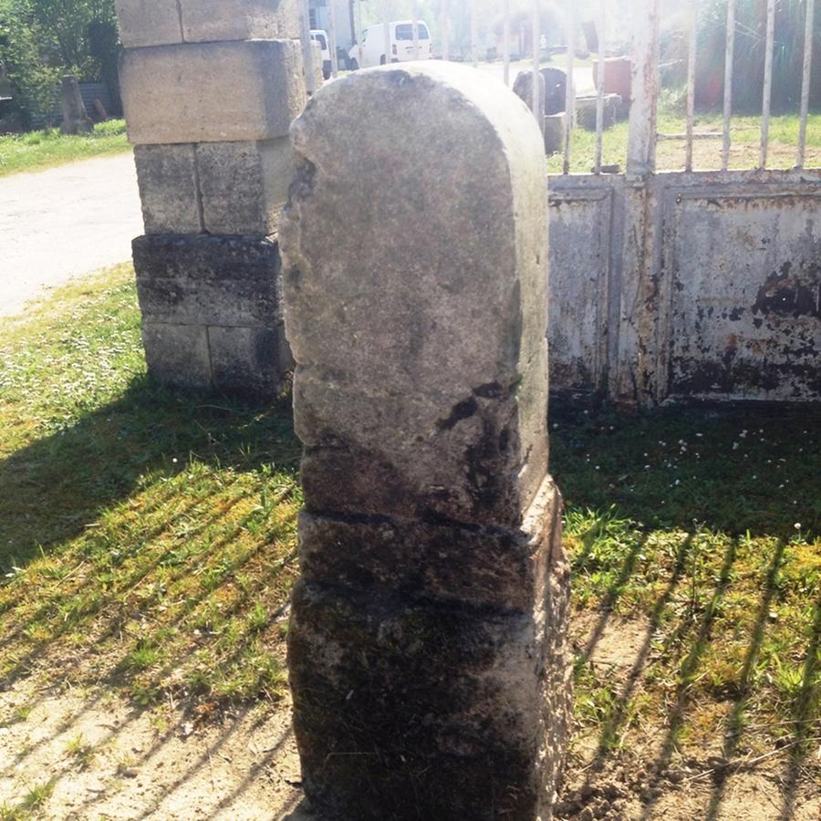 Ancienne borne en pierre