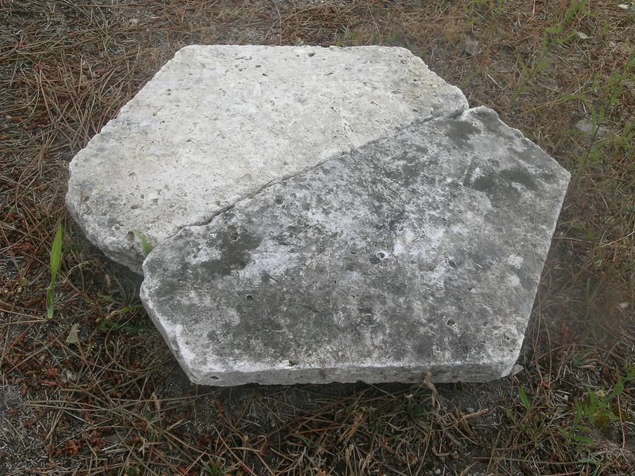 Dessus de pilier en pierre ancien de forme hexagonale en deux parties