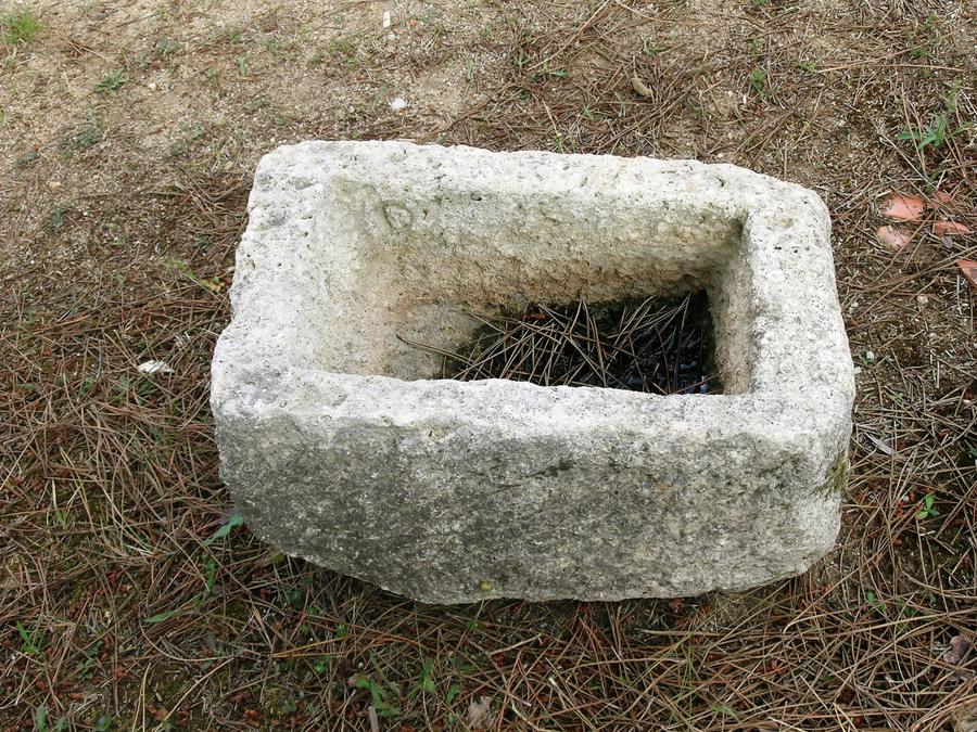 Ancien bac auge rustique en pierre