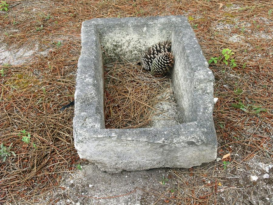 Ancien bac auge rustique en pierre