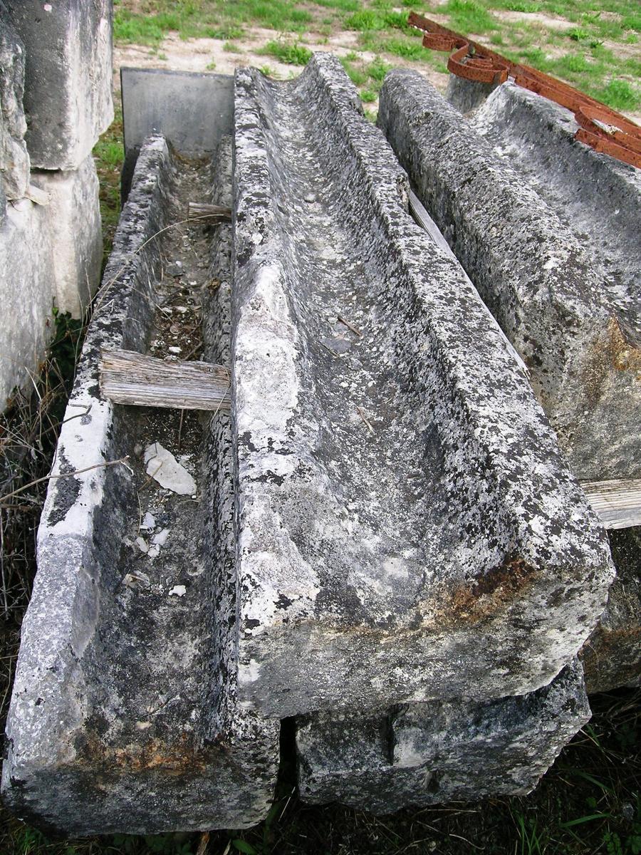 Lot de chaineaux, ou goulotte, en pierre
