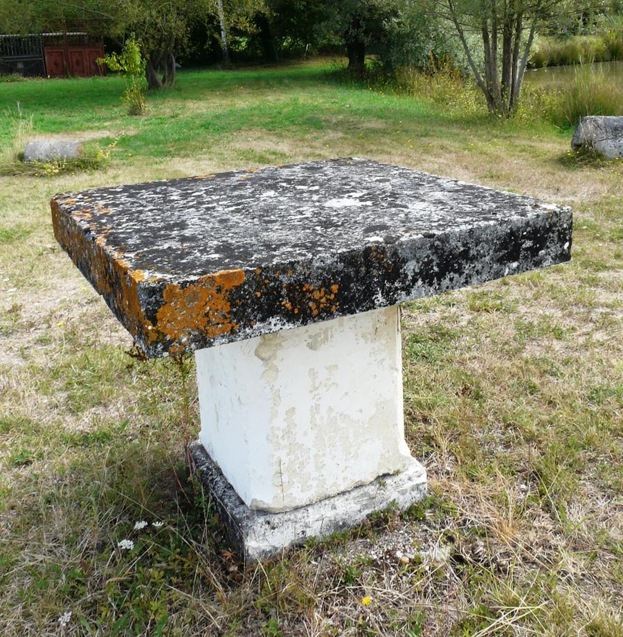 Table de jardin en pierre de Charente