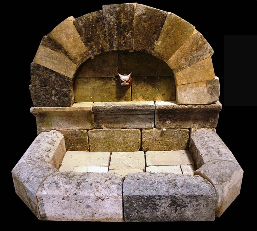 Fontaine murale en pierre de Gironde