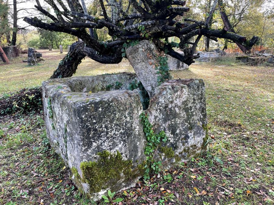 Margelle de puits en pierre ancienne