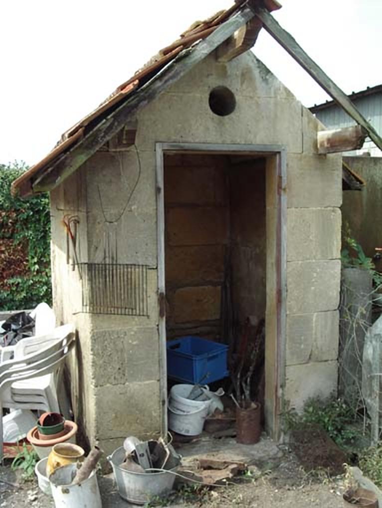 Cabane de jardin ancienne en