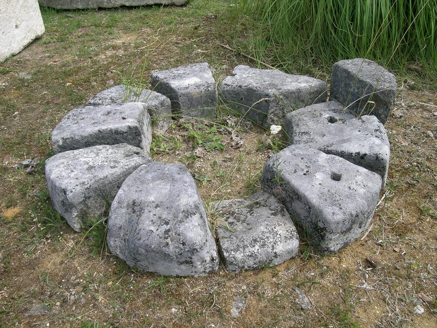 Margelle de puits en pierre ancienne