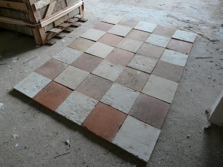 +20 m² de carrelage terre cuite ancien de Gironde et de pierre taillés en losange provenant d'une entrée d'une demeure bourgeoise
