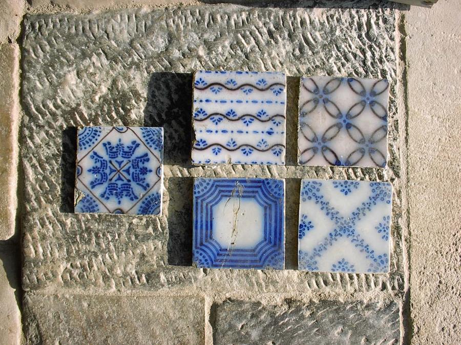 carrelage ancien en faience de Desvres ( Pas de Calais )