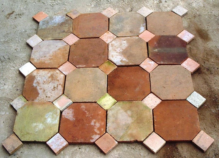carrelage ancien hexagonal et cabochons terre cuite claire
