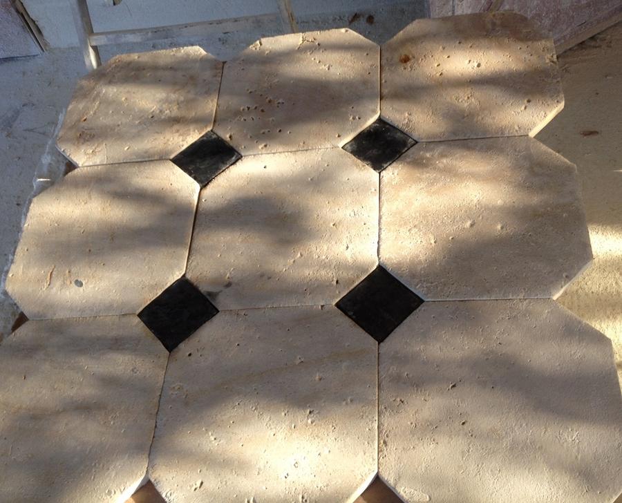 Carrelage en pierre du Poitou à cabochons ardoise 10 X 10
