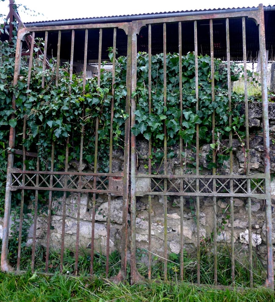 Portail ancien en fer forgé