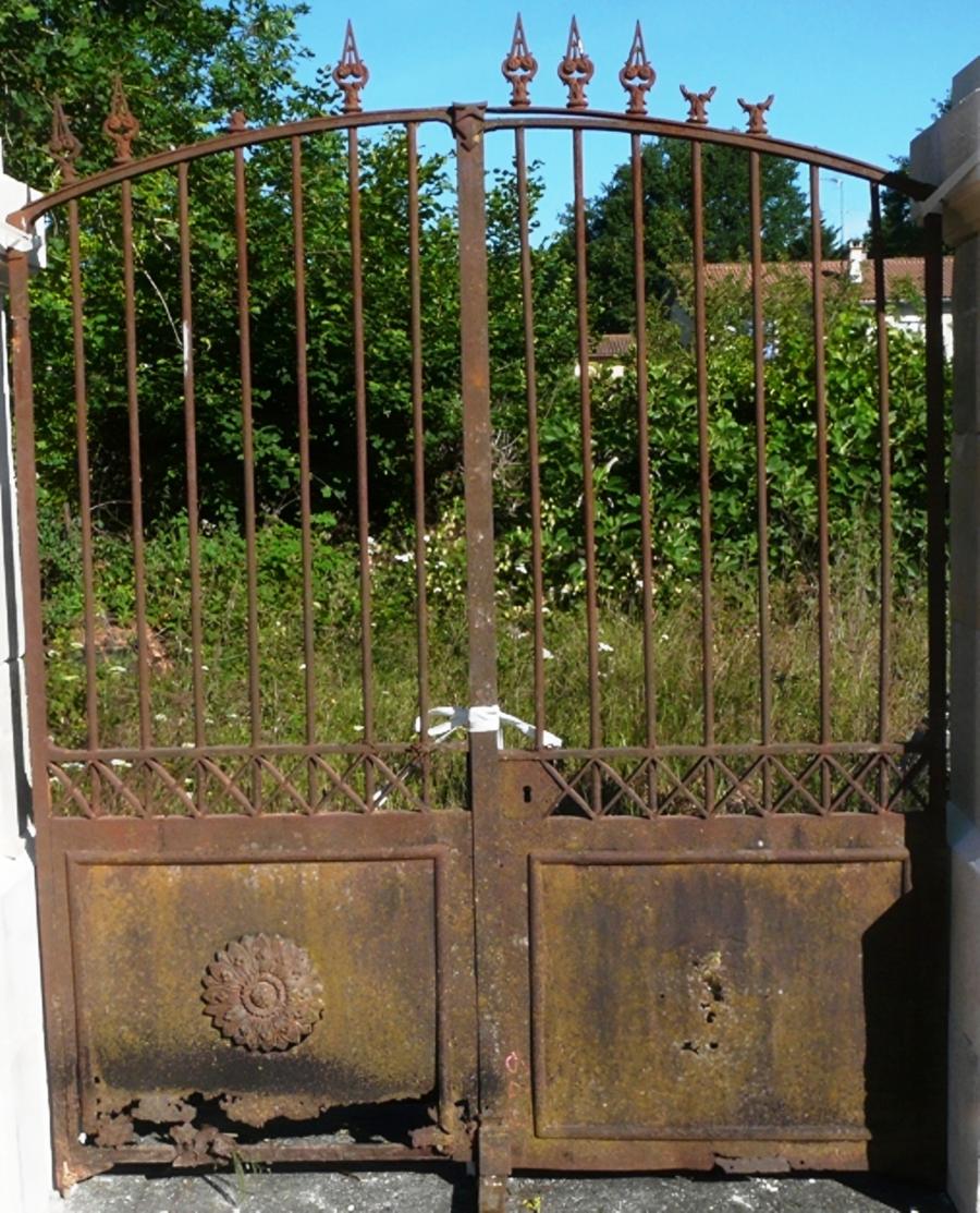 Portail de jardin à deux battants, en fer forgé