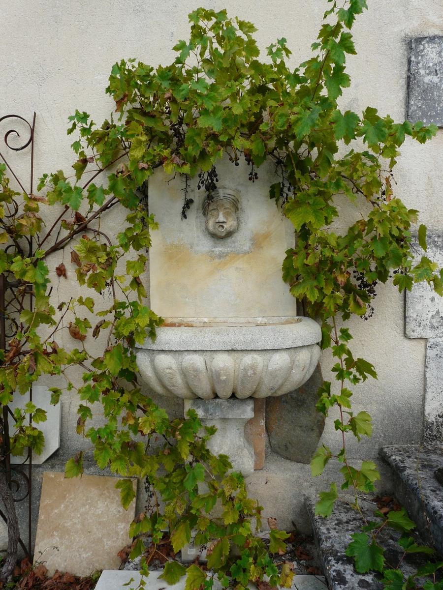 Ancienne fontaine d'applique en pierre