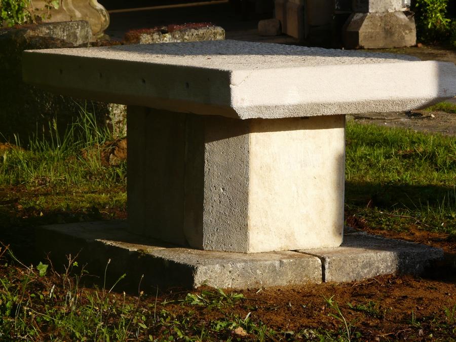 Table de jardin en pierre dure de Gironde