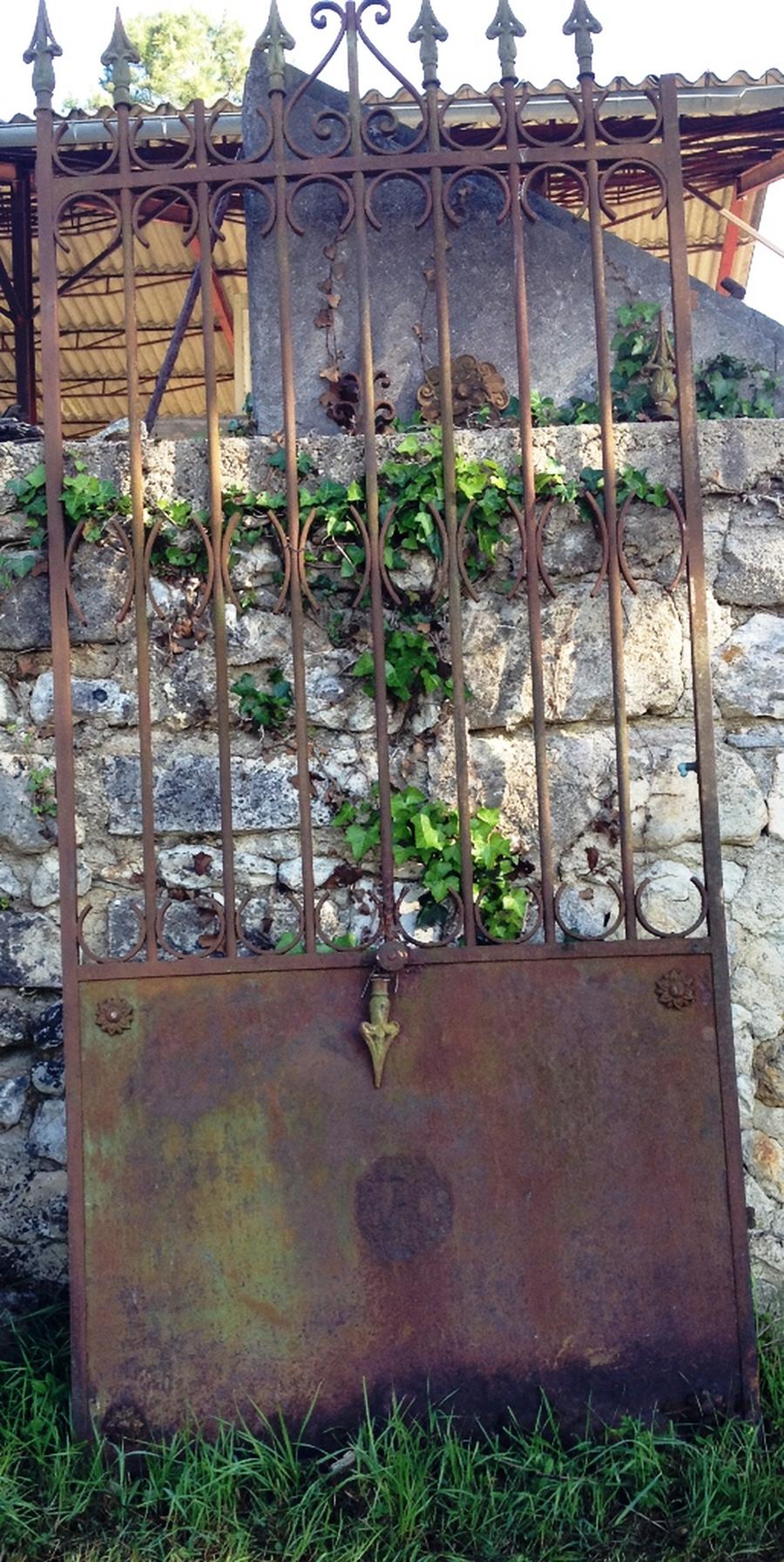 Portillon en fer ancien