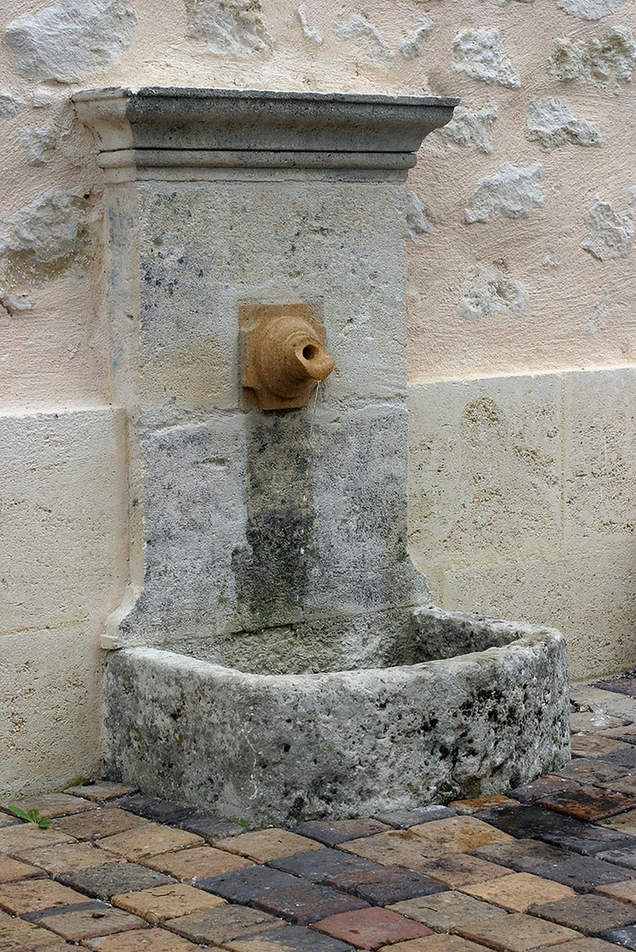 Fontaine d'applique en pierre de Charente