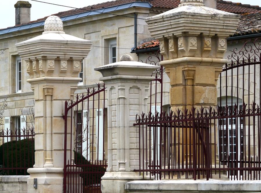 Restauration d'une entrée de propriété viticole Bordelaise. Piliers et contre piliers remontés après intervention à l'atelier