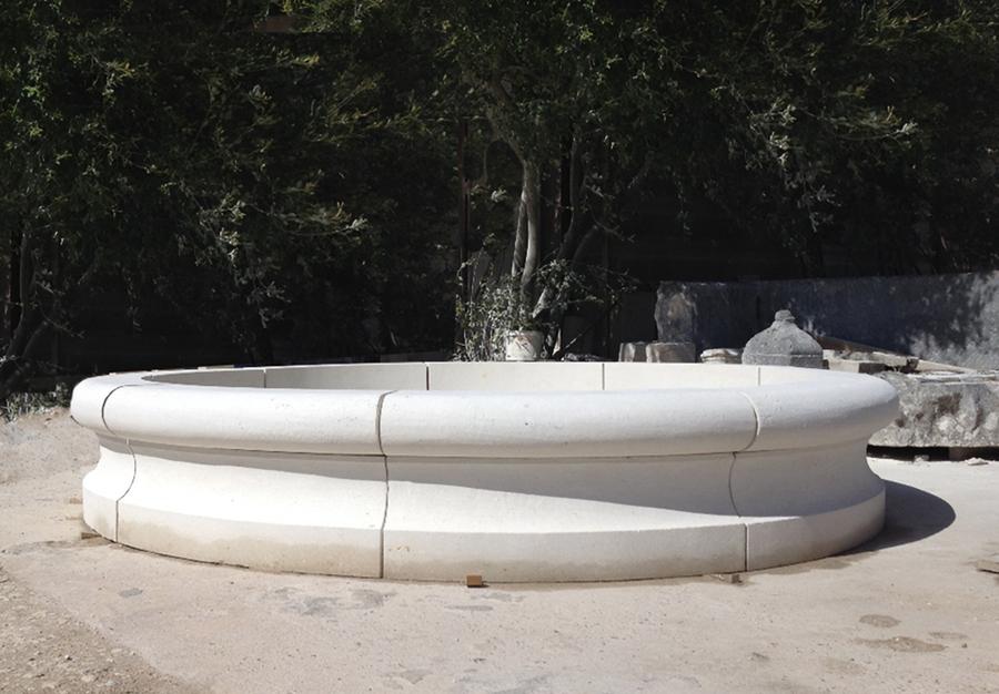 Création d'un bassin en pierre autour d'un élément de fontaine en fonte (réédition) vendu séparément