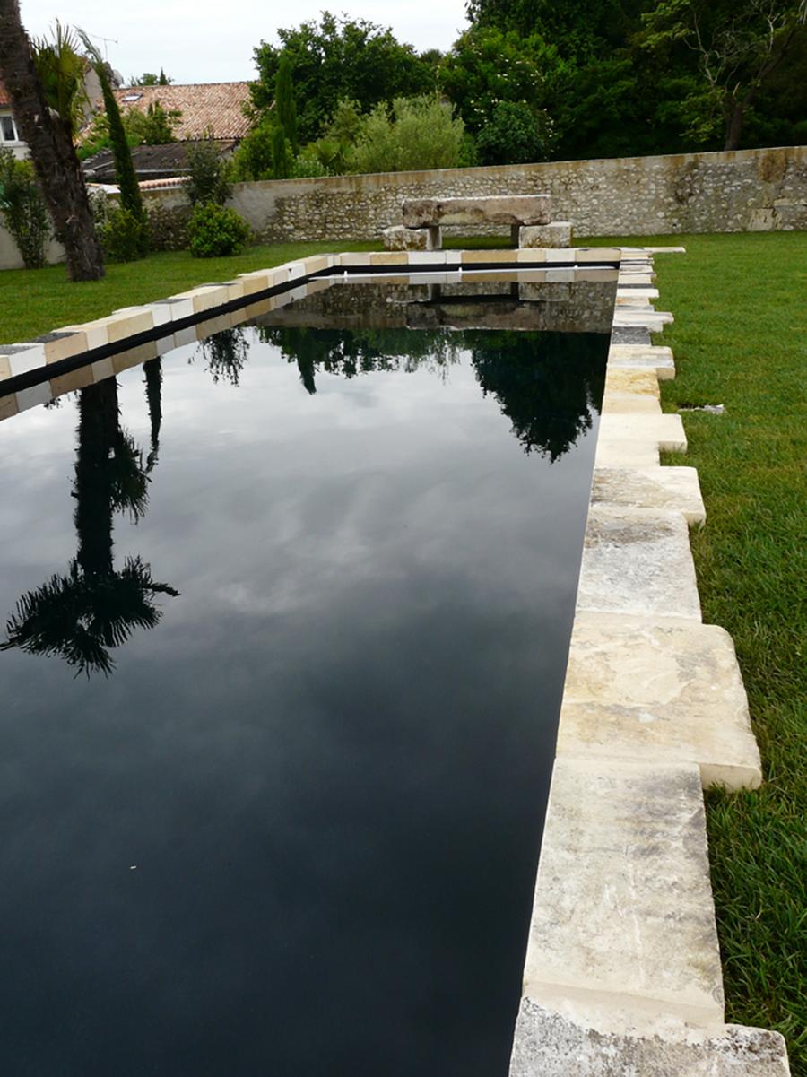 Création et réalisation d'entourage de bassin et de terrasse en pierres de Charente