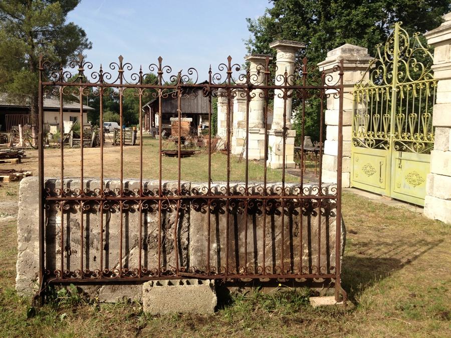 Deux panneaux de grille en fer forgé identiques pouvant etre montés en portail
