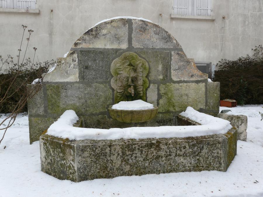 Réalisation d'une fontaine de parc en pierre de Gironde