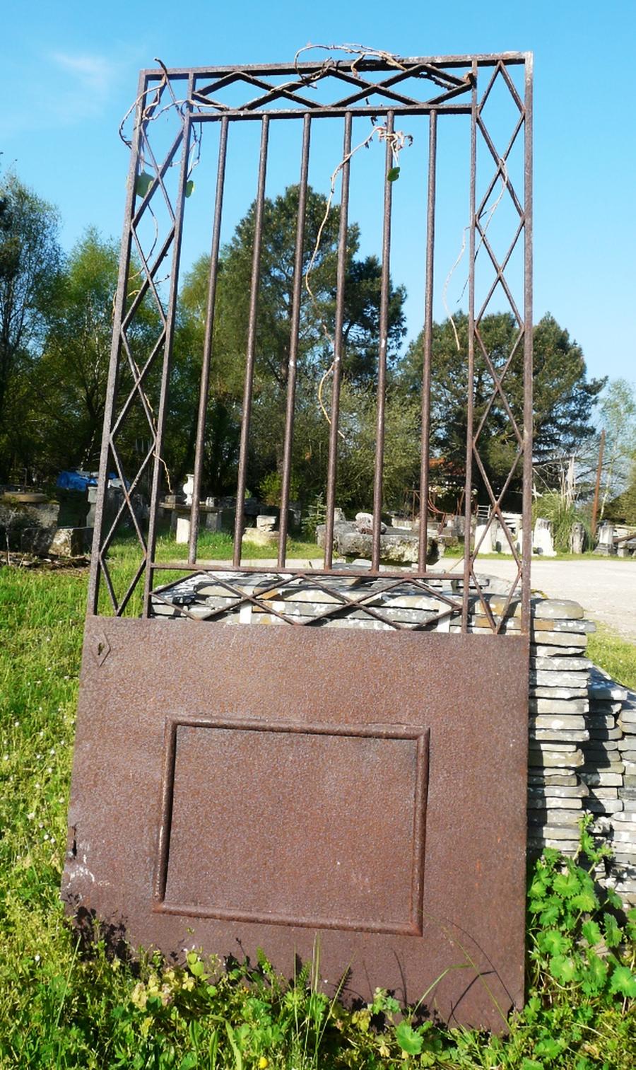 Portillon ancien en fer et taule