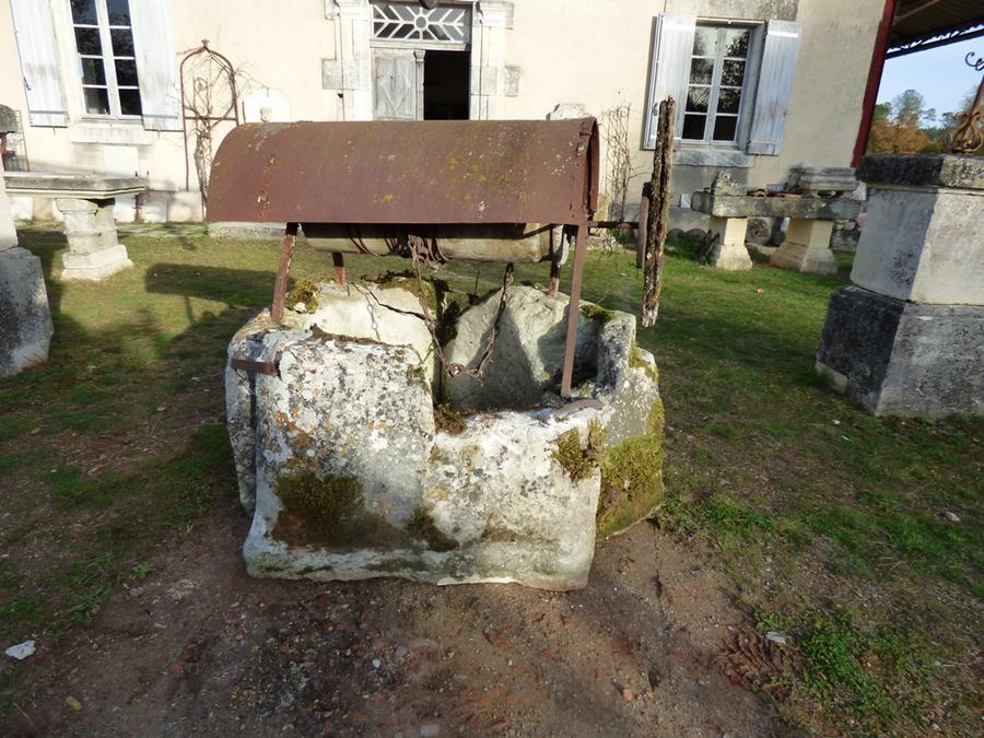 Ancienne margelle de puits en pierre