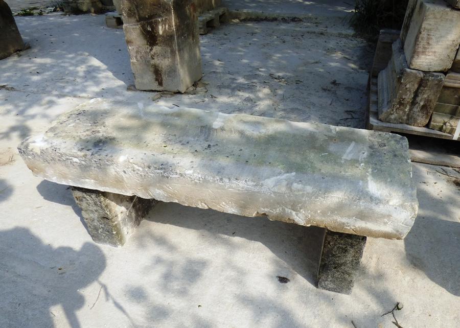 Banc en pierre ancienne