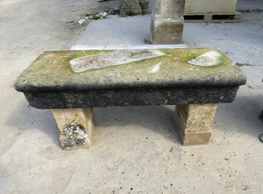 Banc en pierre sur jambages droits avec léger salots