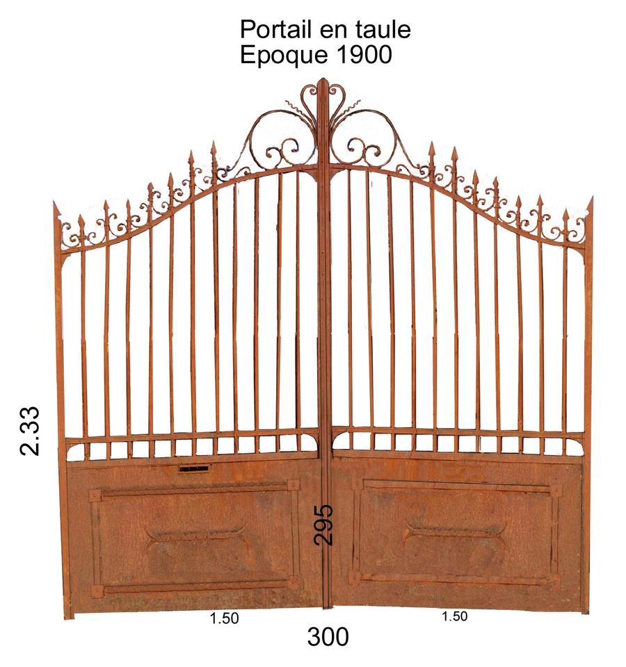 Portail ancien à chapeau de gendarme
