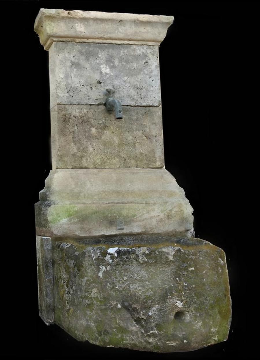 Fontaine murale à fronton