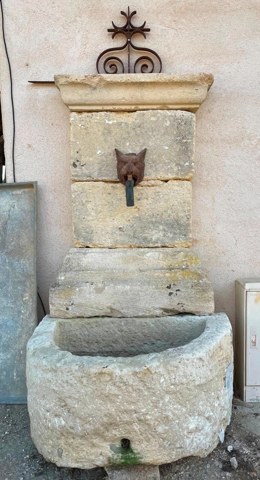 Fontaine murale à fronton