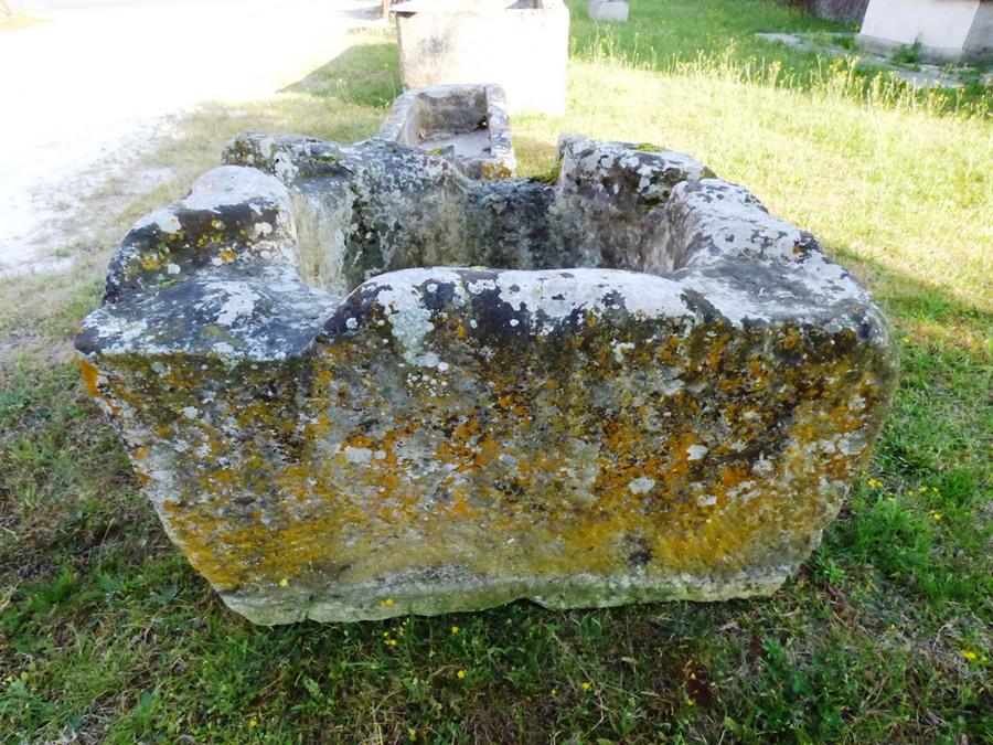 Puits en pierre calcaire
