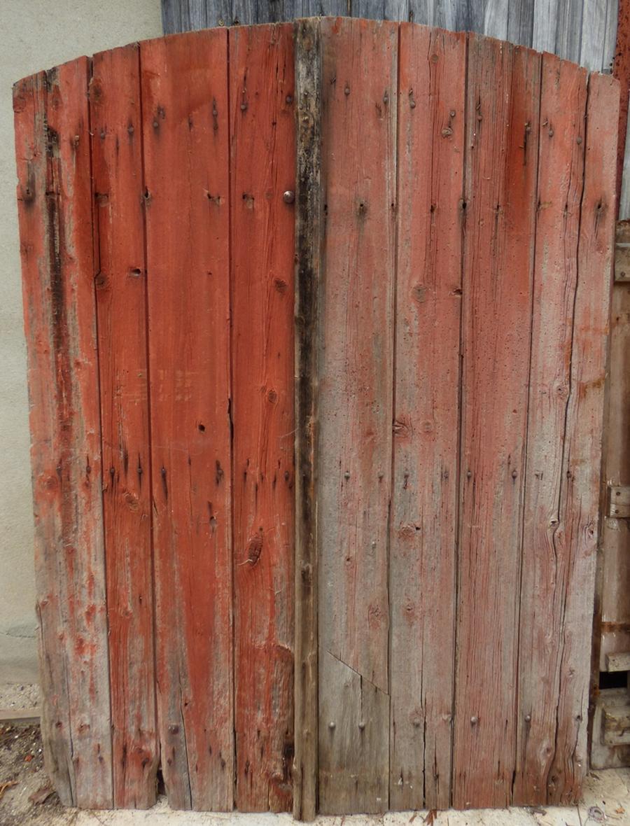 Deux portes de grange identiques