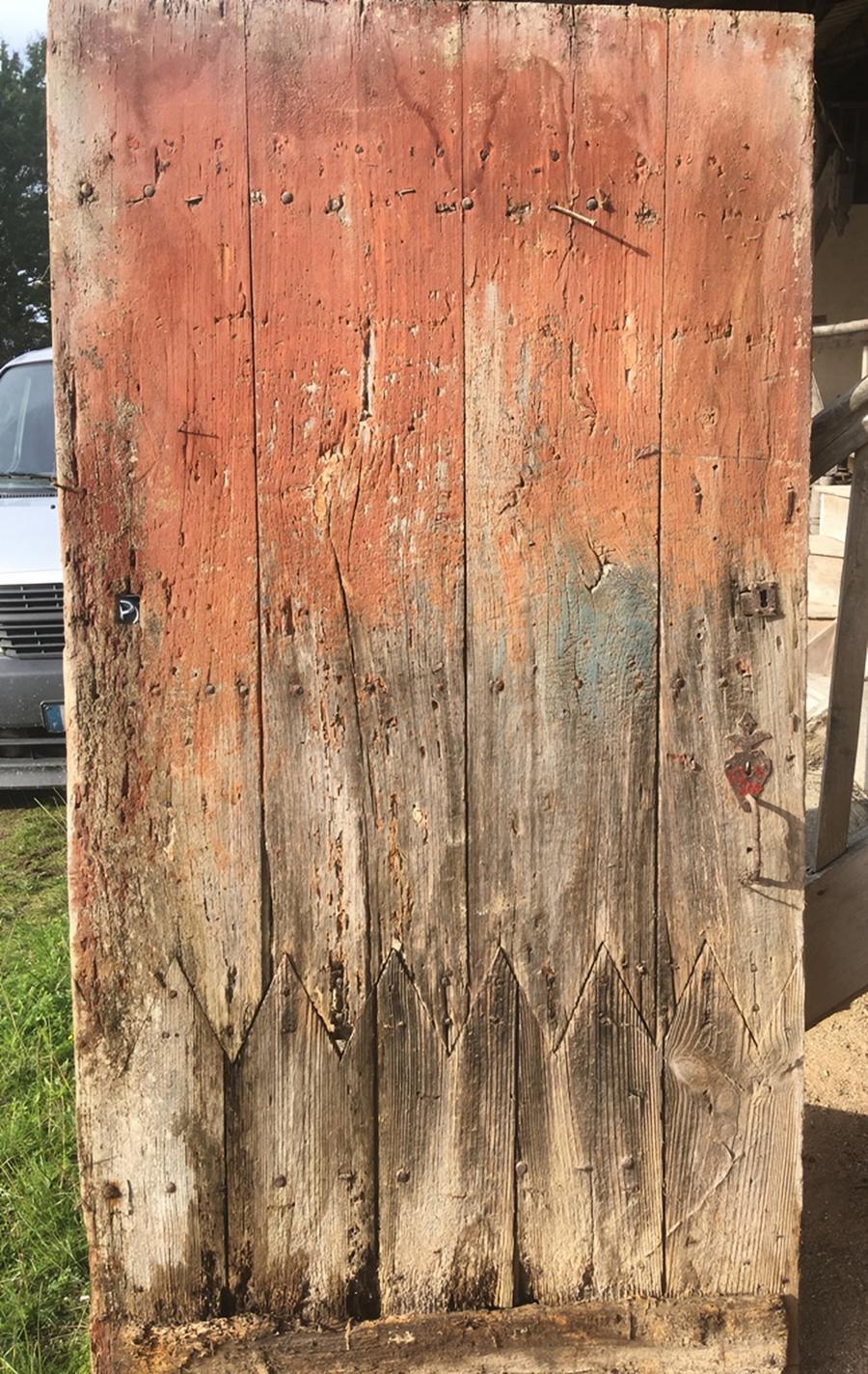 Porte ancienne de grange en planches larges peinte au ''sang de boeuf''