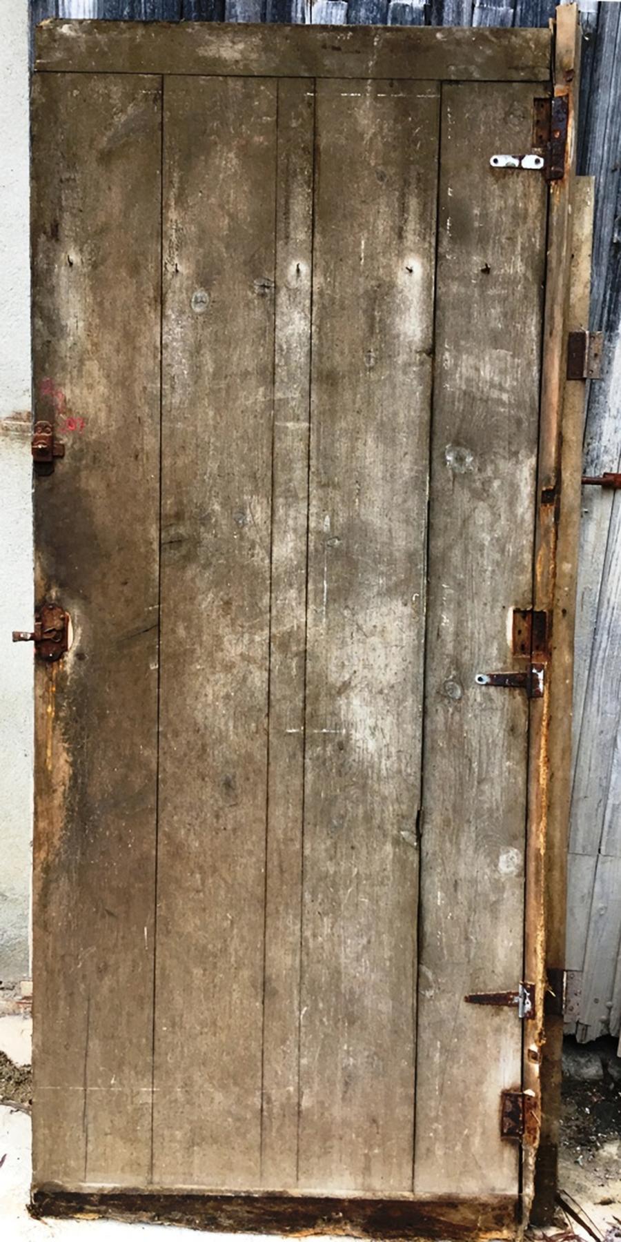 Porte ancienne de grenier en planches de bois