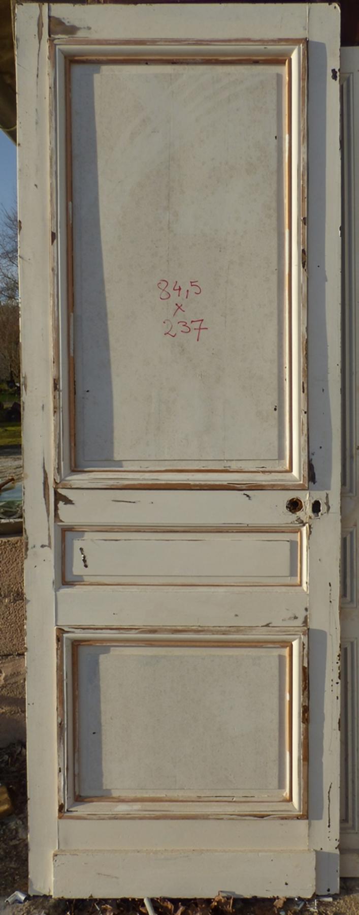 Porte ancienne à panneaux en bois